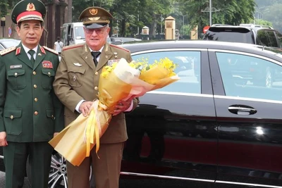 Đại tướng Phan Văn Giang đón Bộ trưởng Các Lực lượng vũ trang Cách mạng Cuba Álvaro López Miera.