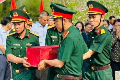 Đông đảo cán bộ, chiến sĩ và nhân dân tham dự lễ truy điệu, an táng liệt sĩ mới tìm thấy hài cốt tại huyện miền núi Đồng Xuân, Phú Yên.