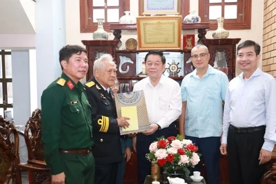 Trưởng Ban Tuyên giáo Trung ương Nguyễn Trọng Nghĩa thăm, tặng quà Anh hùng Lực lượng vũ trang Nhân dân Trung tá Hồ Đắc Thạnh.