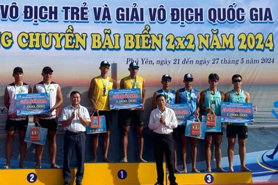 Ban Tổ chức trao giải Nhất, Nhì, Ba cho các đội nam, nữ thi đấu xuất sắc cho Giải vô địch trẻ bóng chuyền bãi biển .