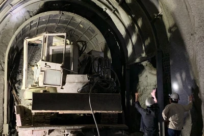 Đơn vị thi công đang triển khai dọn dẹp khắc phục sự cố sạt hầm đường sắt qua Tuy An.