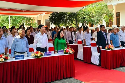 Các đại biểu dự lễ chào cờ tại Lễ dâng hương đồng chí Trần Phú.