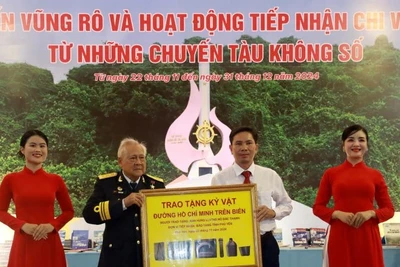 Anh hùng Lực lượng vũ trang nhân dân Hồ Đắc Thạnh, thuyền trưởng của 12 chuyến tàu Không số trao tặng kỷ vật đường Hồ Chí Minh trên biển cho Bảo tàng Phú Yên.