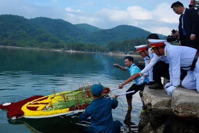 Các đại biểu thả vòng hoa tại Khu vực di tích Vũng Rô.