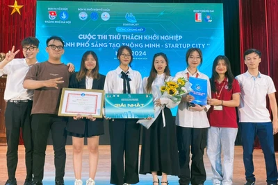 Nhóm tác giả đoạt giải Nhất. (ẢNH: HUST.EDU.VN)