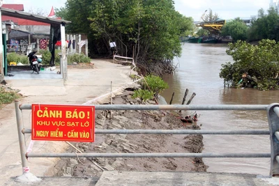 Hiện trường vụ sạt lở đất khu vực bờ phía Tây hạ lưu cống Nhà Mát, tỉnh Bạc Liêu. (Ảnh: GIA MINH).