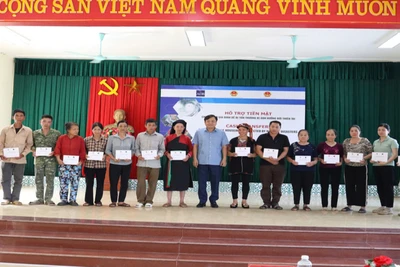 Người dân xã Tân Hương, huyện Yên Bình, tỉnh Yên Bái nhận tiền hỗ trợ