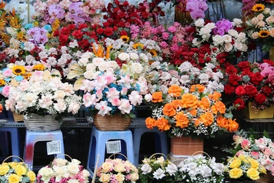 [Video] Sôi động thị trường hoa, quà tặng ngày 8/3