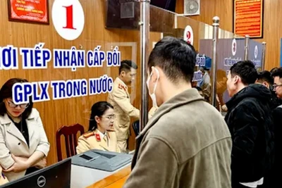 [Video] Hà Nội thực hiện cấp đổi giấy phép lái xe tại 30 điểm công an cấp xã, phường