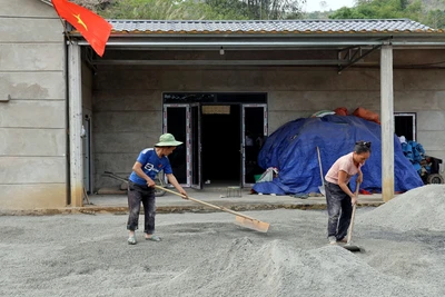 Một số hộ dân đang hoàn thiện nhà tại nơi ở mới.