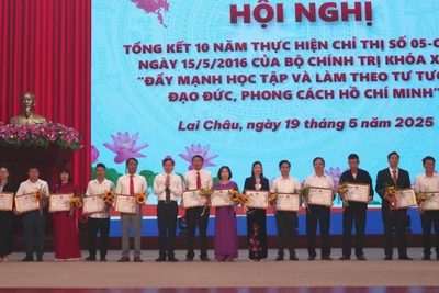 Chủ tịch tỉnh Lai Châu tặng Bằng khen các tập thể, cá nhân điển hình trong học tập và làm theo Bác. 