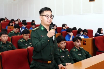 Đại diện thanh niên trong lực lượng vũ trang Lai Châu phát biểu tại buổi đối thoại.