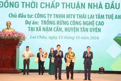 Lãnh đạo tỉnh Lai Châu trao chứng nhận chấp thuận chủ trương đầu tư cho nhà đầu tư.