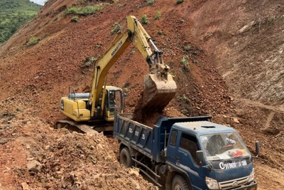 Đơn vị bảo đảm giao thông khẩn trương khắc phục để thông đường.