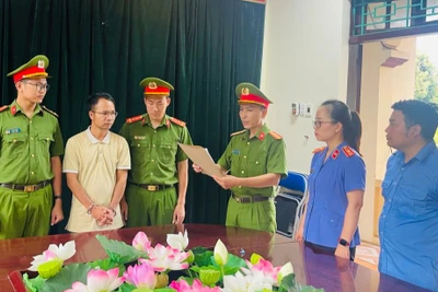 Cơ quan điều tra thực hiện lệnh khởi tố và bắt tạm giam đối với bị can Duẩn. (Ảnh: Công an Lai Châu)