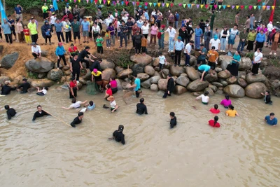 Từ bao đời nay, cuộc sống của người Thái luôn gắn liền với những con sông, con suối. (Trong ảnh: Bà con thi bắt cá suối.)