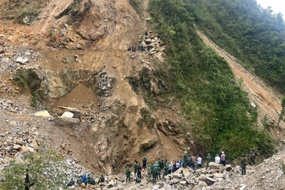 Lực lượng cứu hộ phải thả dây xuống taluy, gạt bỏ những vật cản để tránh nguy hiểm khi tiếp cận hiện trường.