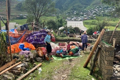 Nhà của một hộ dân bản Là, xã Mường Kim bị sập do dông lốc.