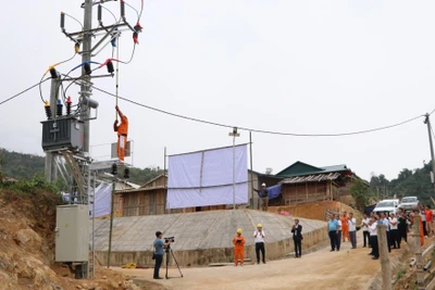 Đóng điện cho người dân bản Nậm Cày, xã Nậm Hàng, huyện Nậm Nhùn.