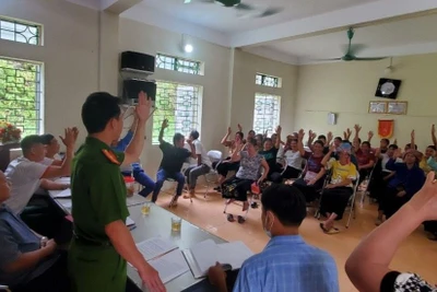 Bản Kim Pu, xã Trung Đồng, huyện Tân Uyên họp dân xét công nhận địa bàn không ma túy. (Ảnh: Công an Lai Châu)