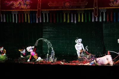 Biểu diễn múa rối nước. (Ảnh: THANH THỂ)