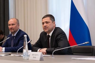 Thống đốc tỉnh Pskov, ông Mikhail Vedernikov (bên phải). (Ảnh: THANH THỂ)