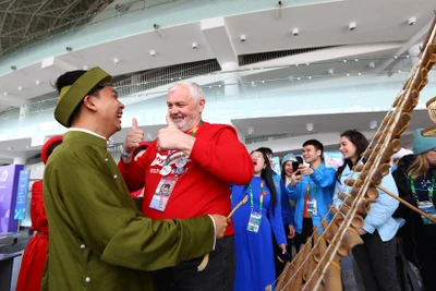 Người Nga ấn tượng với gian hàng Việt Nam. (Ảnh: THANH THỂ)