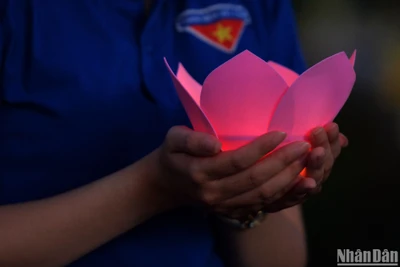 Đoàn viên, thanh niên thắp lên những ngọn nến tri ân tại Nghĩa trang liệt sĩ Độc Lập.