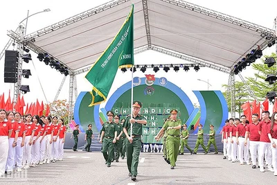 Tình nguyện viên lực lượng vũ trang với lá cờ Chiến dịch "Hành quân xanh" - một trong những mũi nhọn của Chiến dịch Thanh niên tình nguyện hè. 