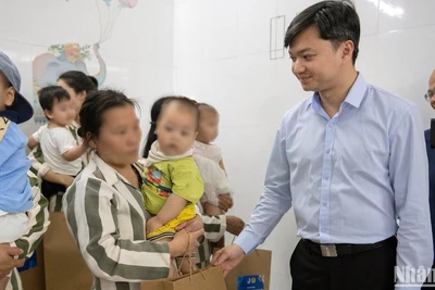 Bí thư Trung ương Đoàn, Chủ tịch Hội Sinh viên Việt Nam Nguyễn Minh Triết đến thăm, trao quà tặng thiếu nhi dưới 36 tháng tuổi là con phạm nhân đang ở cùng mẹ trong các phân trại của Trại giam Quyết Tiến. 