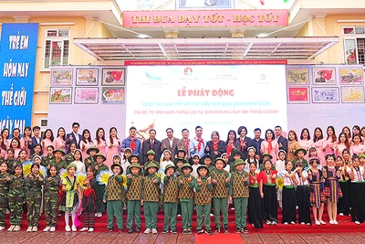 Các đại biểu chụp ảnh lưu niệm tại buổi lễ.