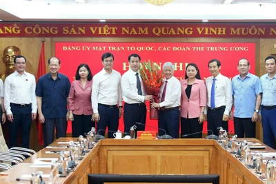 Đồng chí Đỗ Văn Chiến (thứ 5 từ phải sang) và đại diện các ban, ngành, đoàn thể tặng hoa chúc mừng Phó Bí thư chuyên trách Đảng ủy Mặt trận Tổ quốc, các đoàn thể Trung ương Ngô Văn Cương.
