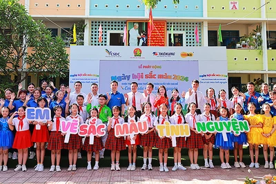 Đại diện Hội đồng Đội Trung ương và các đơn vị liên quan cùng thiếu nhi địa phương tại Lễ phát động "Ngày hội sắc màu" năm 2024.