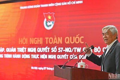 Giáo sư Nguyễn Quân, nguyên Ủy viên Trung ương Đảng, nguyên Bộ trưởng Bộ Khoa học và Công nghệ, trao đổi thông tin với thanh niên tại Hội nghị.
