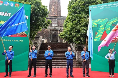Bí thư Thứ nhất Trung ương Đoàn Bùi Quang Huy và Bí thư Thường trực Trung ương Đoàn (lần lượt thứ 3 và 4 từ trái sang) trao trao cờ lệnh xuất quân cho 4 đồng chí Bí thư Trung ương Đoàn, trưởng các đoàn hành trình tại buổi lễ. 