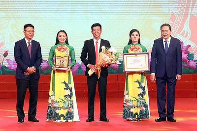 Các đồng chí Trần Thanh Mẫn, Lê Thành Long (thứ nhất và thứ 5 từ phải qua) trao giải nhất tặng đại diện đội Hà Tĩnh.