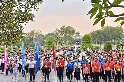 Trong không khí trang nghiêm, các đoàn Hành trình hội quân tại Nghĩa trang Liệt sĩ quốc gia A1. 