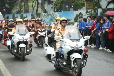 Các lực lượng, đoàn thể tham gia diễu hành tuyên truyền về an toàn giao thông sau buổi lễ. 