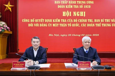 Từ trái qua: các đồng chí Lê Minh Hưng, Đỗ Văn Chiến điều hành Hội nghị.