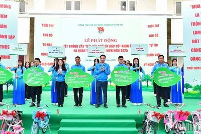 Bí thư Trung ương Đoàn, Chủ tịch Hội Liên hiệp Thanh niên Việt Nam Nguyễn Tường Lâm, Bí thư Thành đoàn Hà Nội Chu Hồng Minh (thứ 3 và 5 từ phải sang) giao chỉ tiêu nhiệm vụ cho 5 đội hình tình nguyện Tháng Thanh niên năm 2025 của tuổi trẻ Thủ đô.