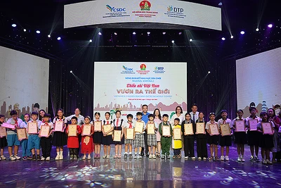 Đại diện Ban tổ chức trao các giải thưởng tặng thí sinh tham gia vòng bán kết Sân chơi tại Thành phố Hồ Chí Minh.