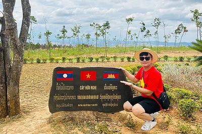 Lường Hoài Nam trong một chuyến công tác ở khu vực biên giới. (Ảnh: nhân vật cung cấp)