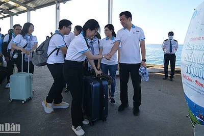 Đồng chí Ngô Văn Cương, Bí thư Trung ương Đoàn, Trưởng đoàn Hành trình và các đại biểu trước giờ xuất quân đến xã đảo Thổ Châu.