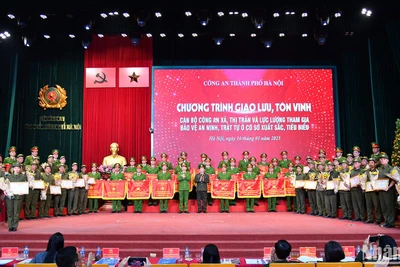 Đại diện lãnh đạo Công an Thành phố Hà Nội trao cờ thi đua, bằng khen tặng các cá nhân tiêu biểu tại chương trình.