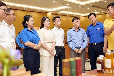 Thanh niên chủ các dự án khởi nghiệp tại Cuộc thi thuyết trình, giới thiệu ý tưởng, sản phẩm trước Ban giám khảo, Ban tổ chức. 