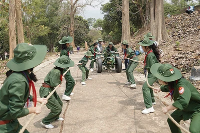 Các đại biểu Liên hoan "Chiến sĩ nhỏ Điện Biên" toàn quốc trải nghiệm hoạt động kéo pháo lên đồi mà cha anh đã thực hiện năm xưa.
