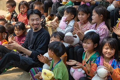 Nguyễn Đức Cường (ca sĩ Đen Vâu) cùng các em nhỏ vùng cao trong một chuyến thiện nguyện. 