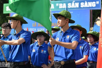 Các chiến sĩ tình nguyện "Mùa hè xanh" Thủ đô với tinh thần "Ba sẵn sàng".