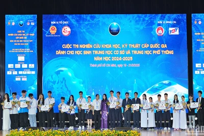 Đại diện các đội tuyển nhận giải nhất tại lễ trao giải Cuộc thi.