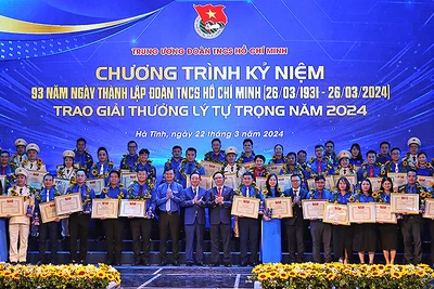 Các đồng chí lãnh đạo Đảng, Nhà nước, bộ, ban, ngành cùng các cá nhân giành Giải thưởng Lý Tự Trọng năm 2024.